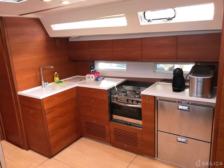 More 55 - Yacht Charter Sailica