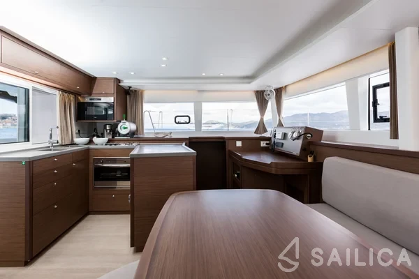 Lagoon 450  Flybridge - Yacht Charter Sailica