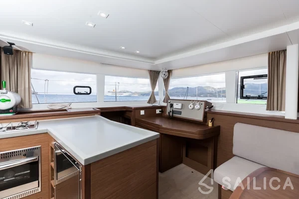 Lagoon 450  Flybridge - Yacht Charter Sailica