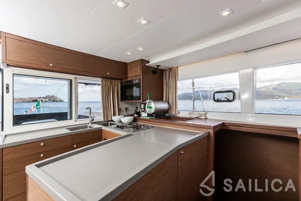 Lagoon 450  Flybridge - Yacht Charter Sailica