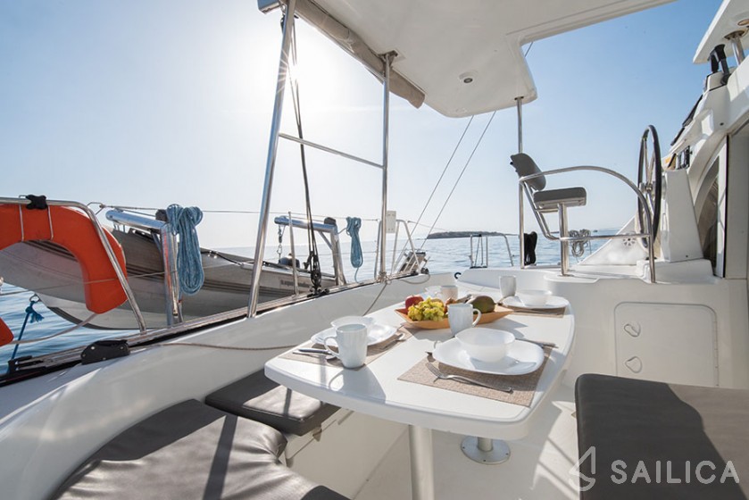 Lagoon 380 - Yacht Charter Sailica