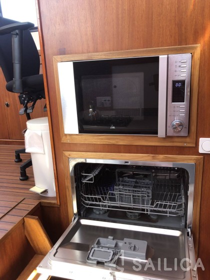 Merenpoort 1100s - Yacht Charter Sailica