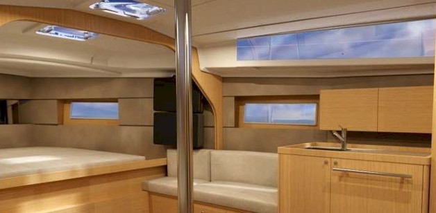 Oceanis 38 - Yacht Charter Sailica