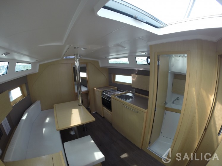 Oceanis 38 - Yacht Charter Sailica