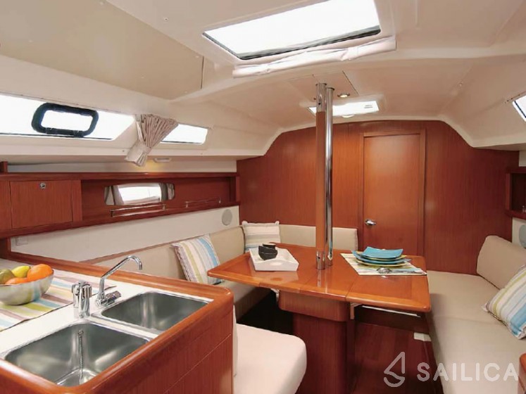 Oceanis 34 - Yacht Charter Sailica