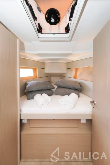 Oceanis 35.1 - Yacht Charter Sailica