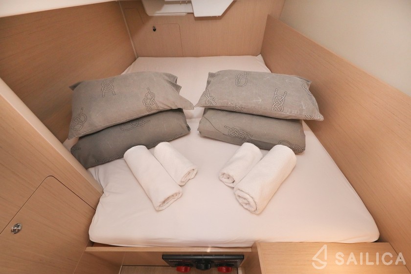 Oceanis 35.1 - Yacht Charter Sailica