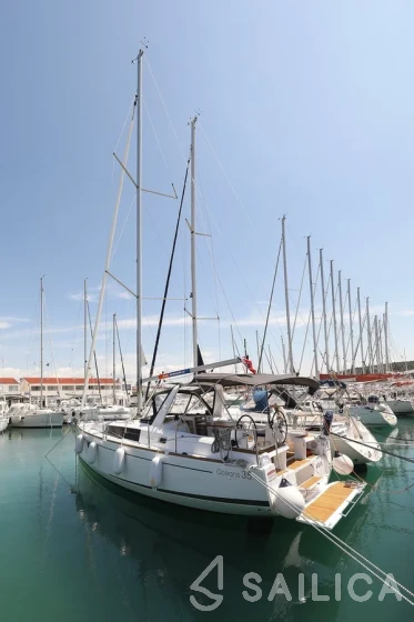 Oceanis 35.1 - Yacht Charter Sailica