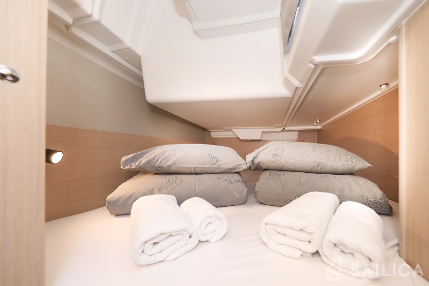Oceanis 35.1 - Yacht Charter Sailica