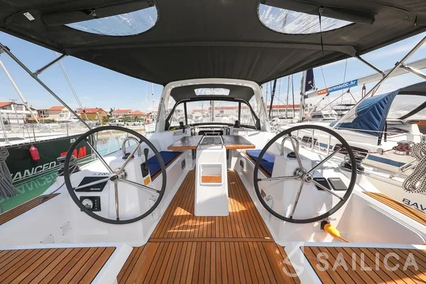 Oceanis 35.1 - Yacht Charter Sailica