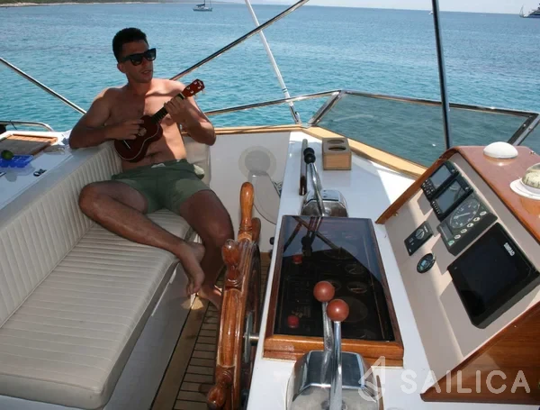 Hampton 42 - Yacht Charter Sailica