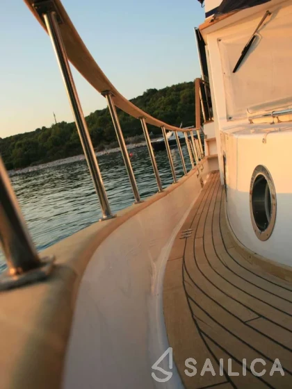 Hampton 42 - Yacht Charter Sailica