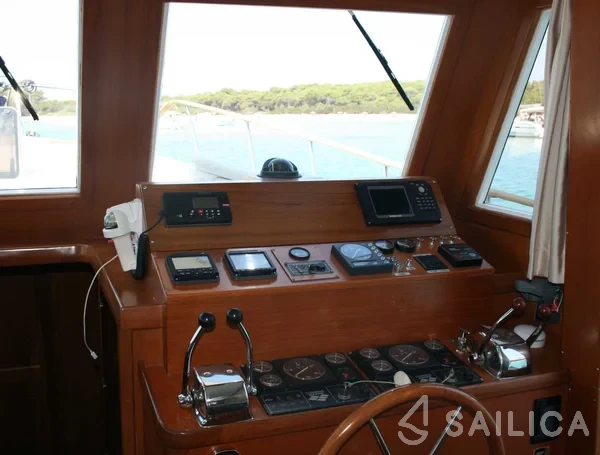 Hampton 42 - Yacht Charter Sailica