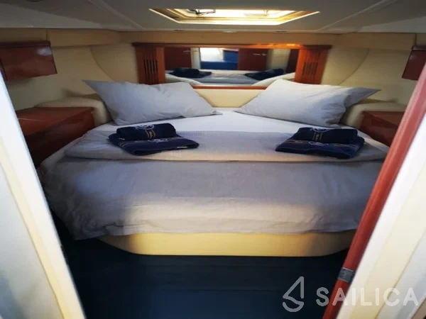 Sealine F34 - Yacht Charter Sailica