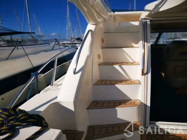 Sealine F34 - Yacht Charter Sailica