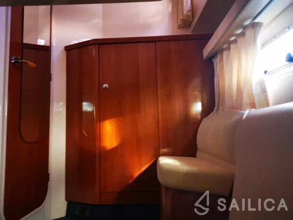 Sealine F34 - Yacht Charter Sailica