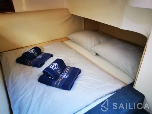 Sealine F34 - Yacht Charter Sailica