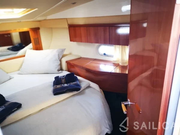 Sealine F34 - Yacht Charter Sailica