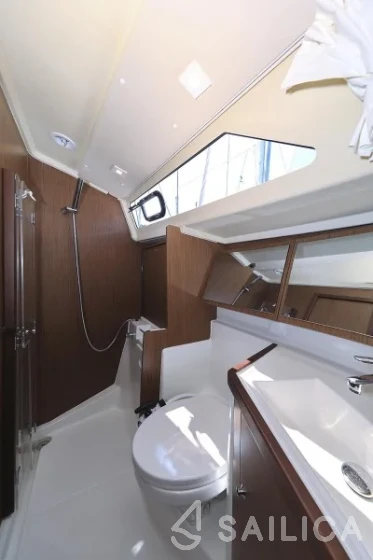 Oceanis 41.1 - Yacht Charter Sailica