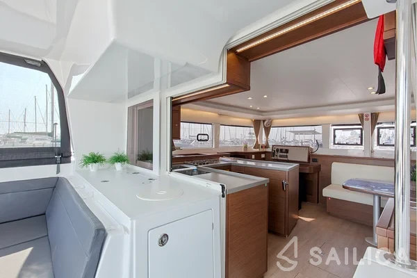 Lagoon 450  Flybridge - Yacht Charter Sailica