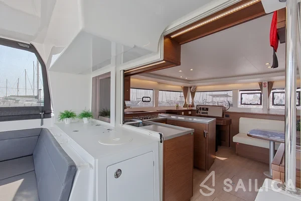 Lagoon 450  Flybridge - Yacht Charter Sailica