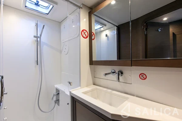 Lagoon 450  Flybridge - Yacht Charter Sailica