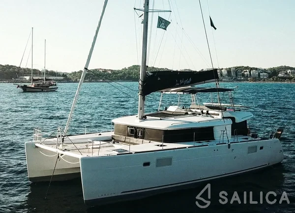 Lagoon 450  Flybridge - Yacht Charter Sailica