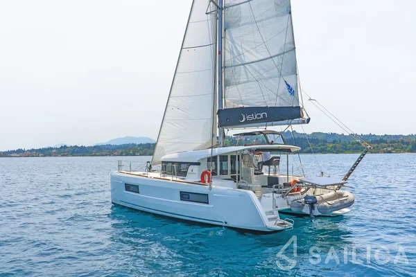 Lagoon 40 - Yacht Charter Sailica