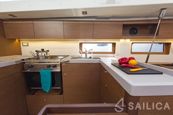 Oceanis 51.1 - Yacht Charter Sailica