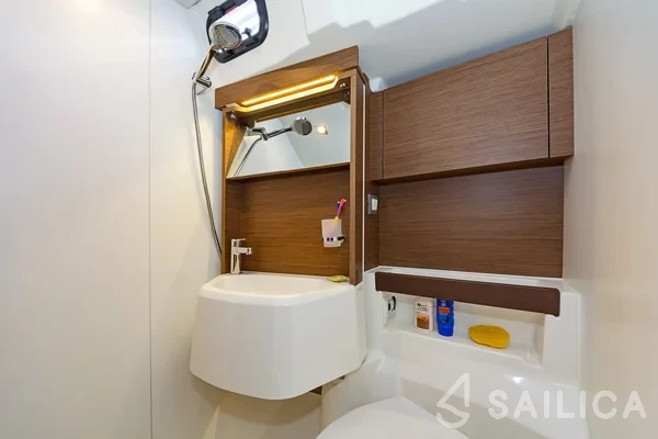 Oceanis 51.1 - Yacht Charter Sailica