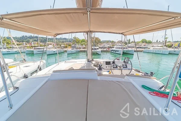 Bali 4.1 - Yacht Charter Sailica