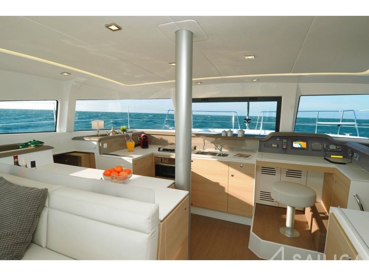 Bali 4.1 - Yacht Charter Sailica