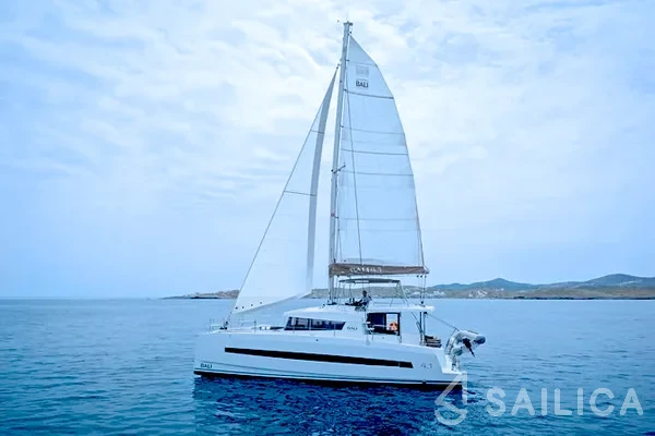 Bali 4.1 - Yacht Charter Sailica