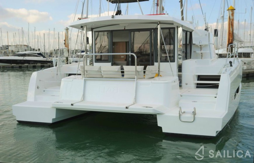 Bali 4.1 - Yacht Charter Sailica