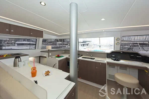 Bali 4.1 - Yacht Charter Sailica