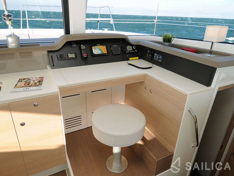 Bali 4.1 - Yacht Charter Sailica
