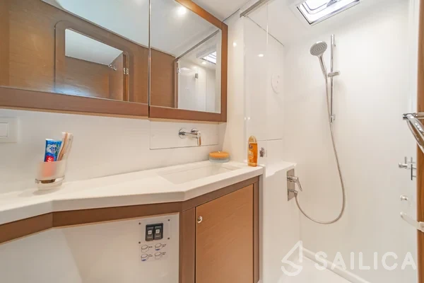 Lagoon 450  Flybridge - Yacht Charter Sailica
