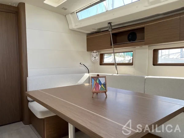 Oceanis 51.1 - Yacht Charter Sailica