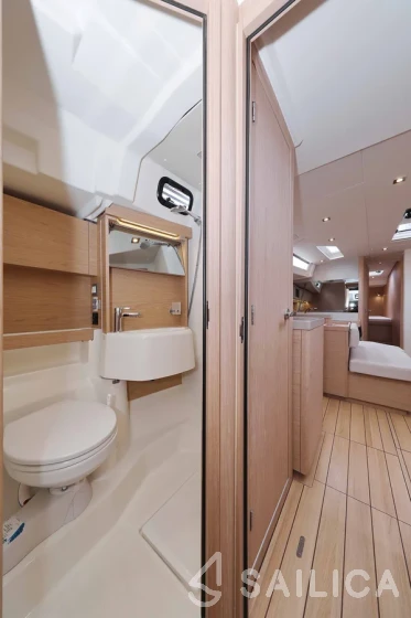 Oceanis 51.1 - Yacht Charter Sailica
