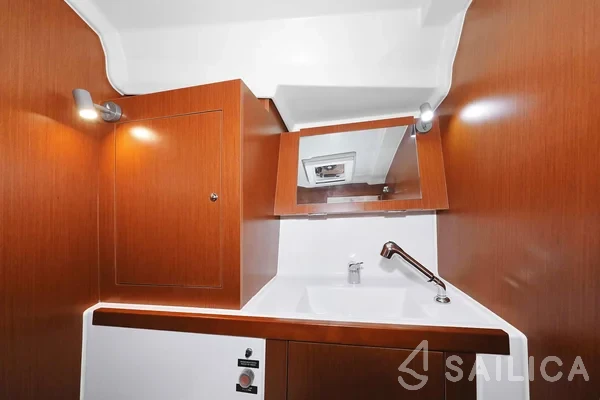 Oceanis 41.1 - Yacht Charter Sailica