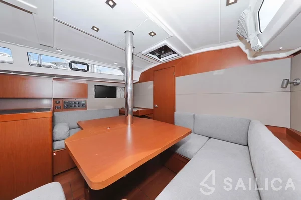 Oceanis 41.1 - Yacht Charter Sailica