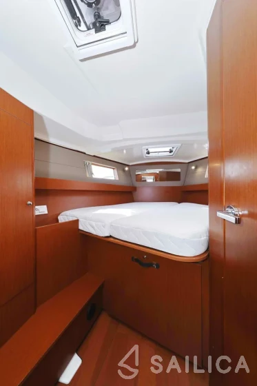 Oceanis 41.1 - Yacht Charter Sailica