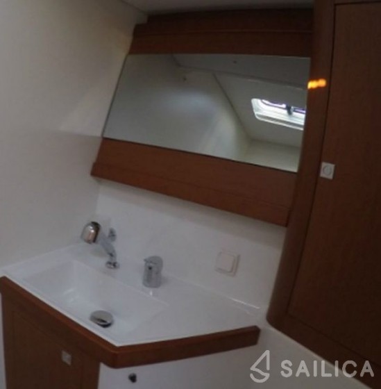 Oceanis 48 - Yacht Charter Sailica