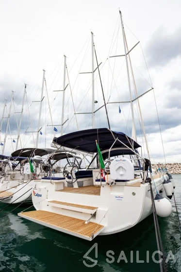 Oceanis 51.1 - Yacht Charter Sailica