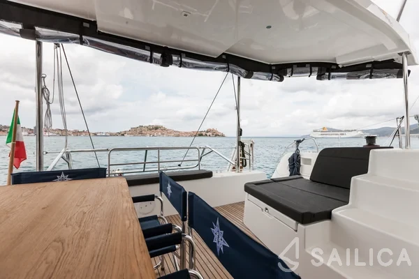Lagoon 42 - Yacht Charter Sailica
