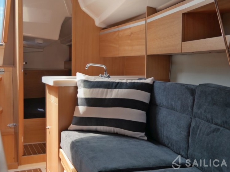 Maxus 26 Prestige - Yacht Charter Sailica