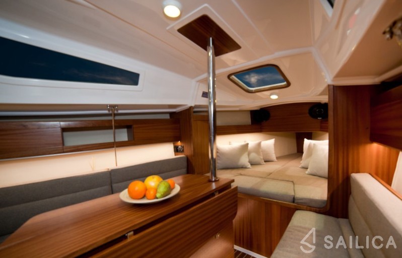 Maxus 26 Prestige - Yacht Charter Sailica