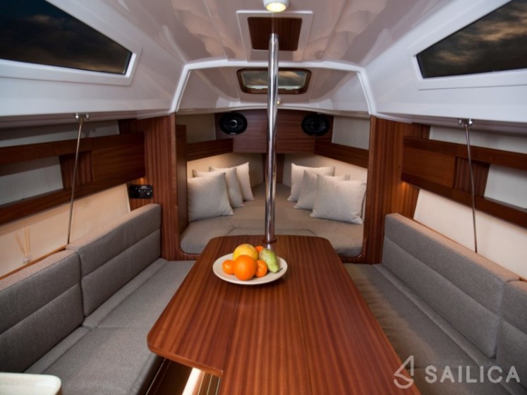 Maxus 26 Prestige - Yacht Charter Sailica