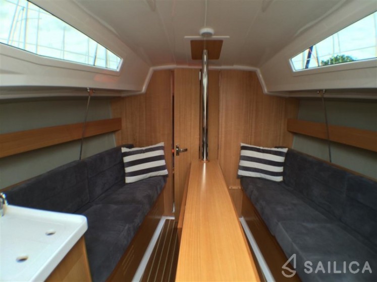 Maxus 26 Prestige - Yacht Charter Sailica