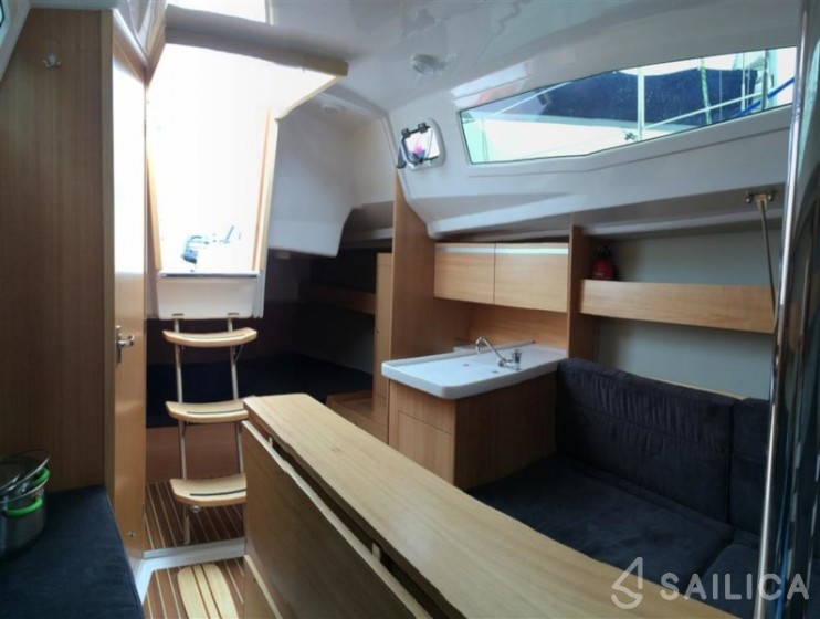 Maxus 26 Prestige - Yacht Charter Sailica